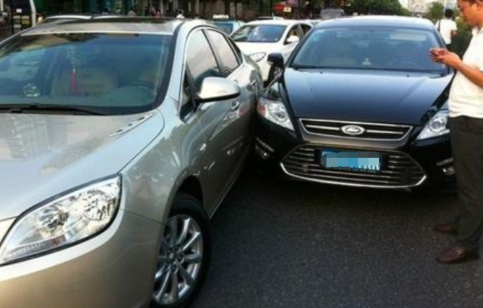 前车变道,车身已过白线一半以上,后车跟刮擦,责任属谁