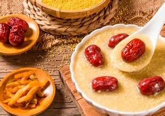 炎热夏季别总冷饮,一定要多喝养胃粥
