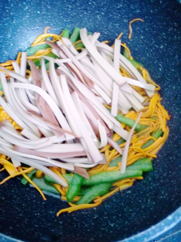 青椒虫草花炒鸡蛋干
