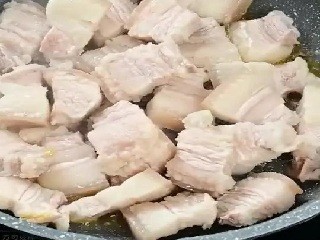 红烧肉焖蛋怎么做