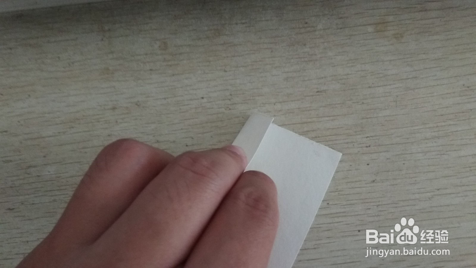 如何用一块正方形的纸做简易的中性笔的支架