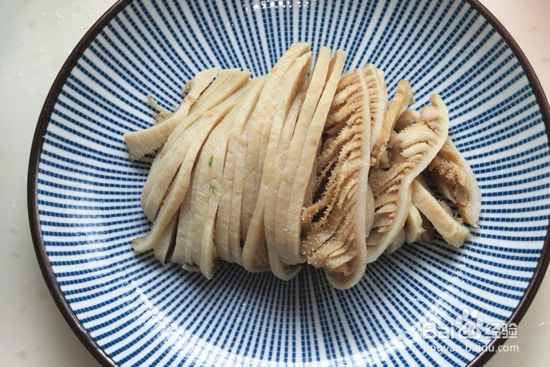 牛百叶洗净切成薄片