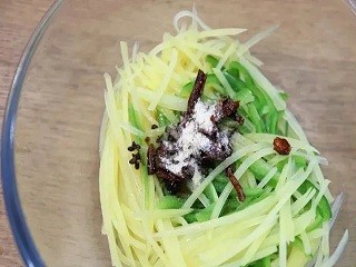 炝拌青椒土豆丝怎么做
