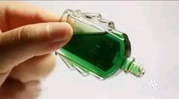 膏药的胶粘在皮肤上怎么去掉