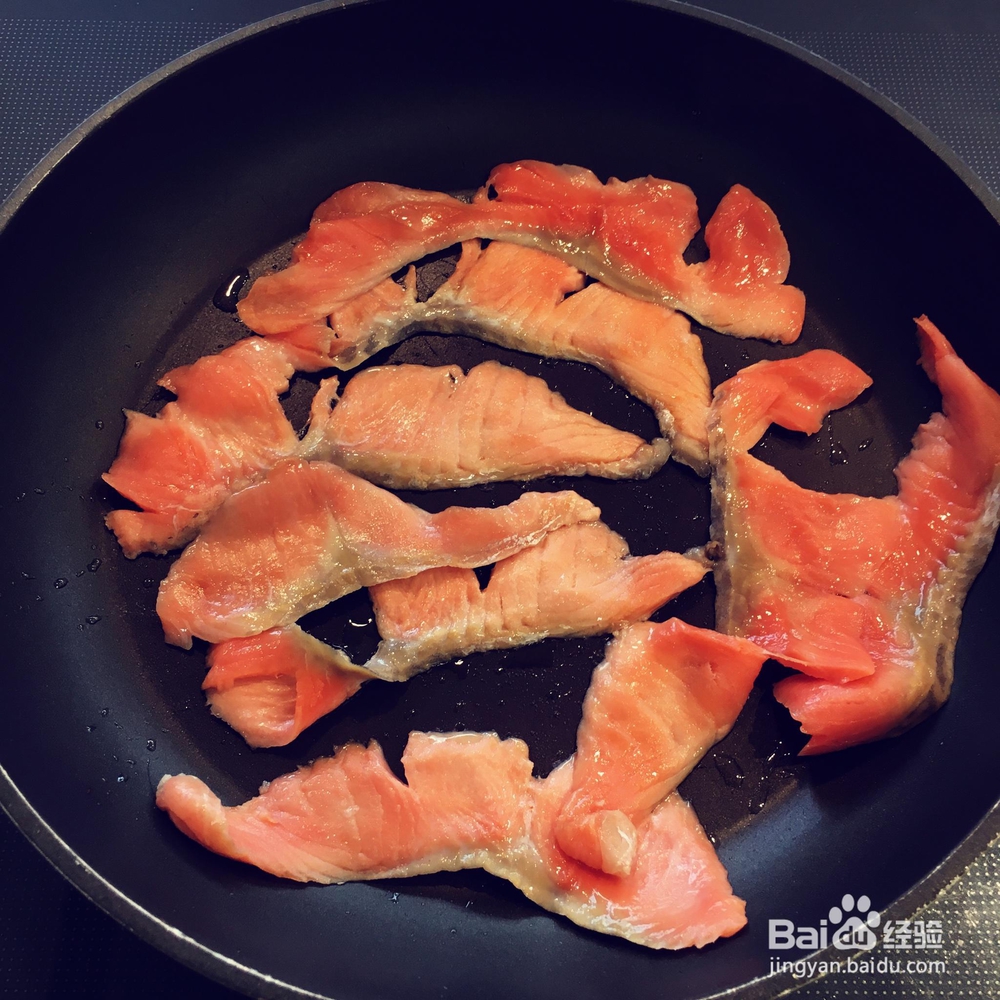 美味香煎三文鱼培根鱼籽拌饭的教程