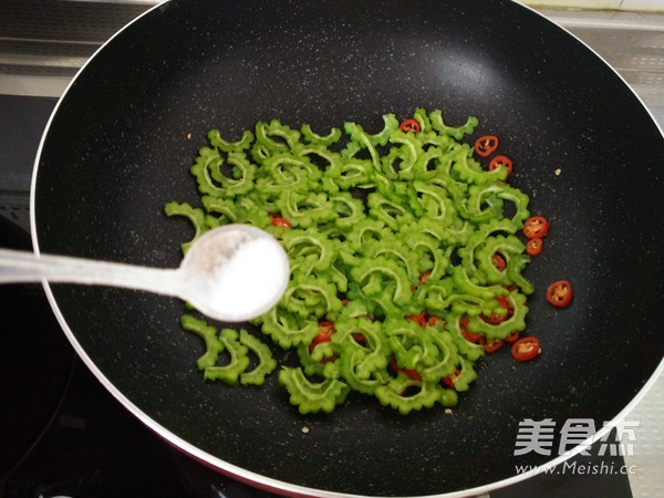 苦瓜煎蛋的做法