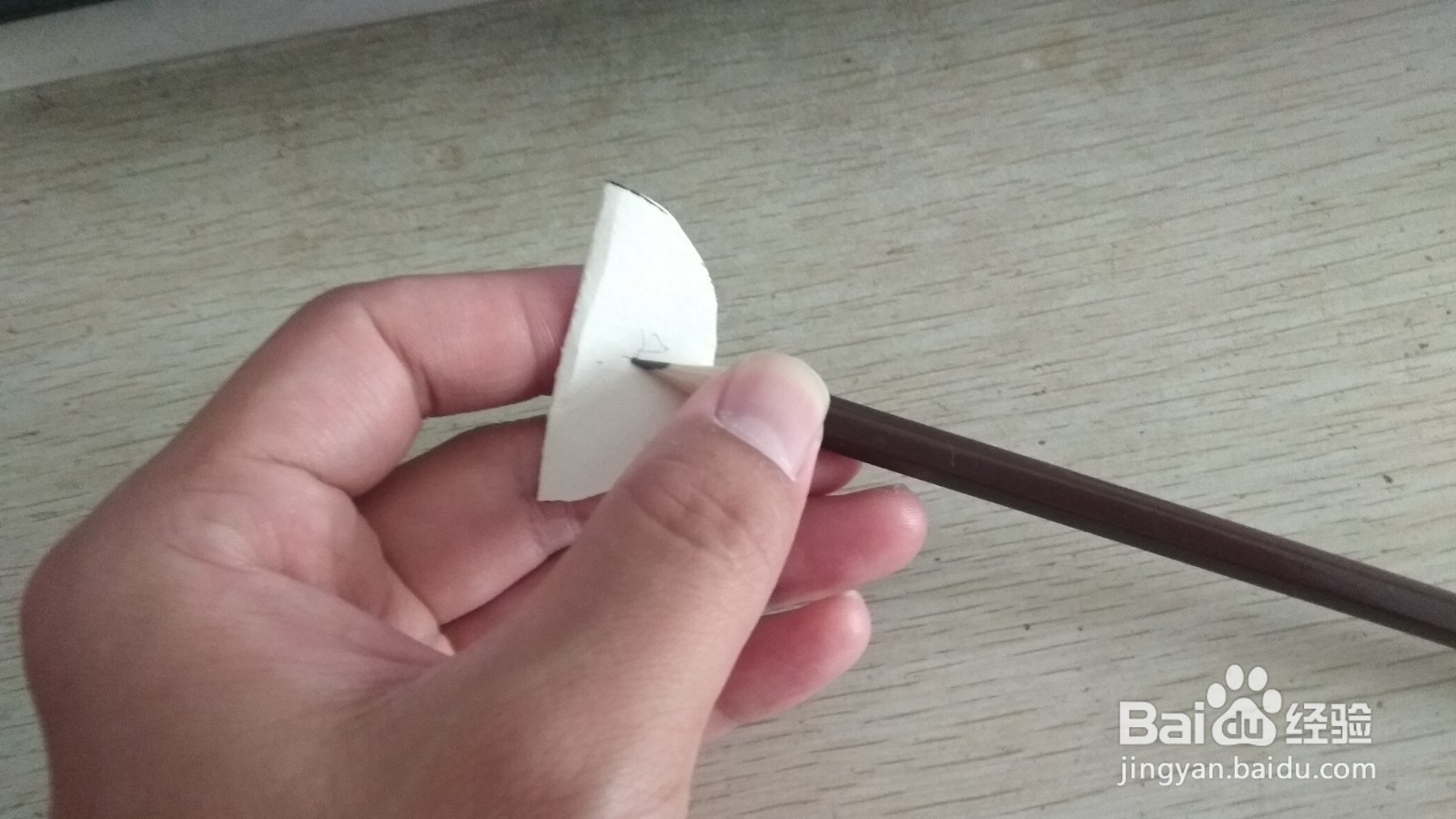 如何用一个圆形画纸和铅笔做简易的钢笔的支架