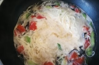 蒜苗木耳榨菜面