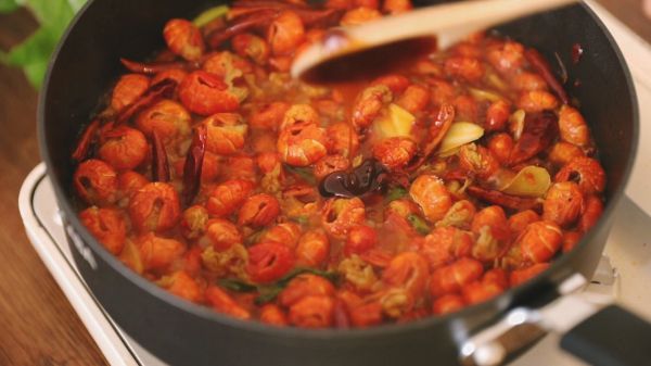 爆炒龙虾尾配啤酒