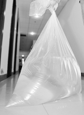 如何巧妙利用塑料袋应对避难生活?