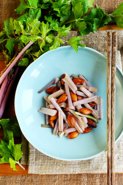 清炒紫芹巴坦木