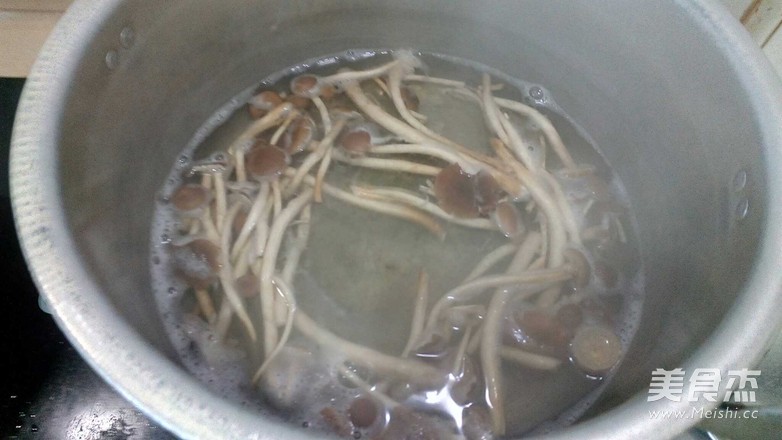 五香茶树菇的做法