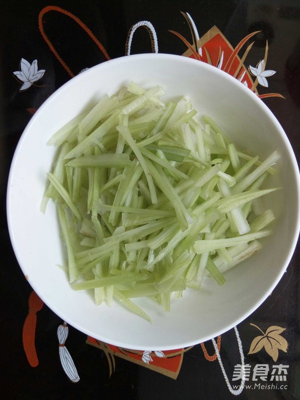 香芹榨菜里脊肉炒米粉