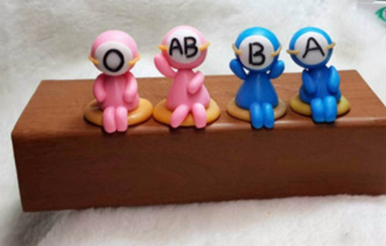 一个AB血型的和一个O型的能生出一个B型的小孩吗