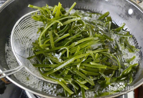 家常凉菜蒜茸辣酱海带丝。