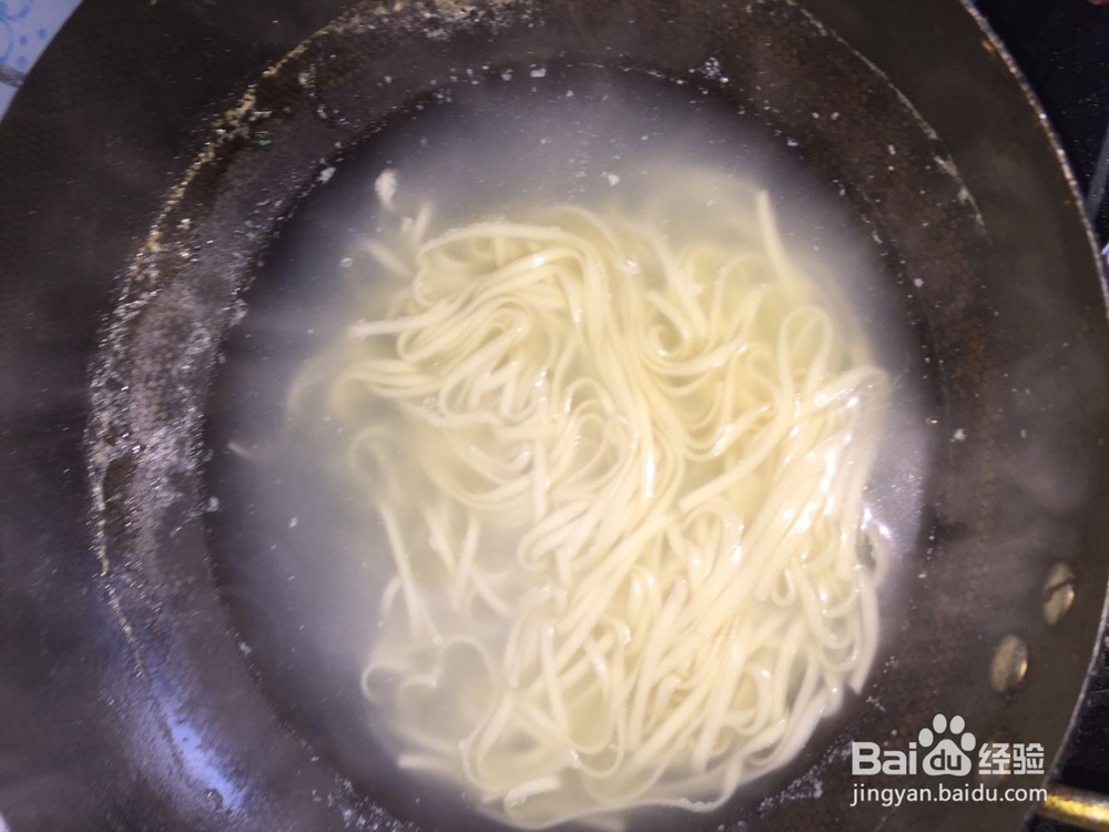 杨桃牛油果配煎蛋拌面