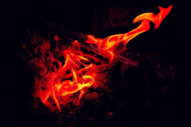 身上衣服着火就地打滚灭火，这是什么原理呢