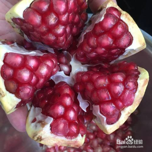 鲜榨可口的石榴汁