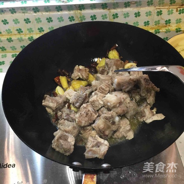 土豆排骨的做法