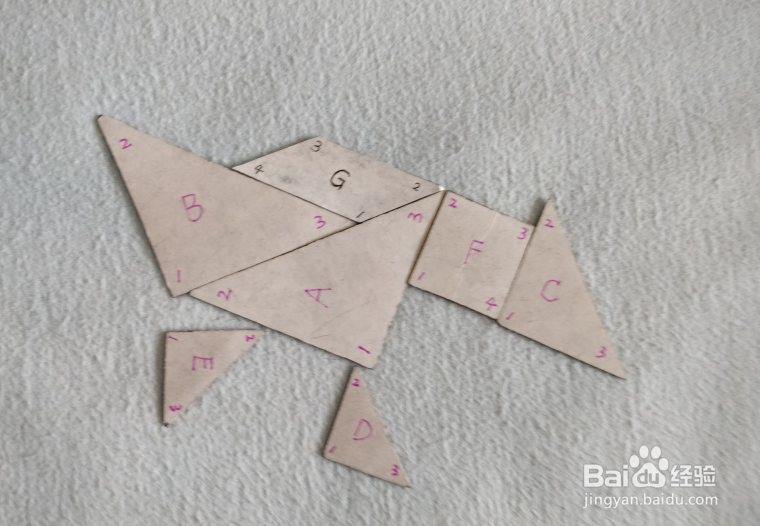 用七巧板怎样拼一只低头向前跑的小鸡？