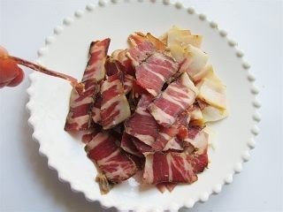 腊肉蒜香卷心菜的做法