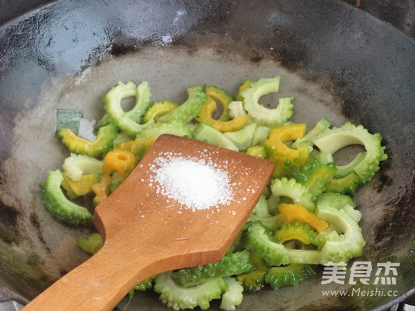 鸡蛋炒苦瓜的做法