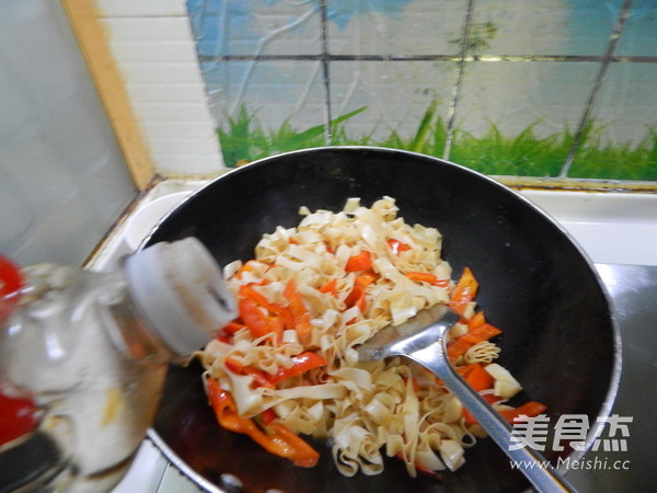 红椒炒豆皮的做法