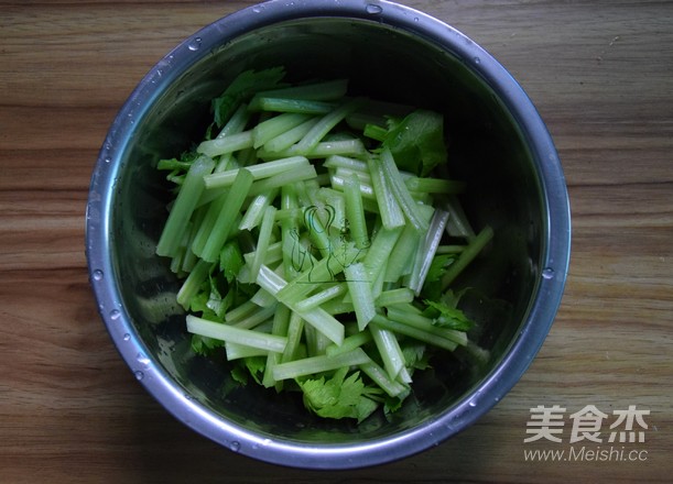 芹菜炒香干的做法