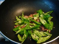 培根豆腐炒青椒的做法