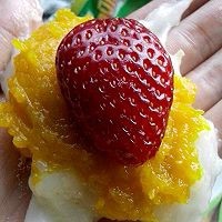 红心“鸡蛋”--南瓜绒草莓雪媚娘