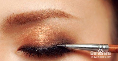 教你如何用金棕色眼影打造深邃华丽烟熏妆~