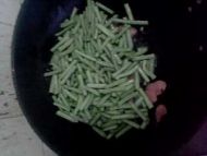 豆角炒火腿肠的做法