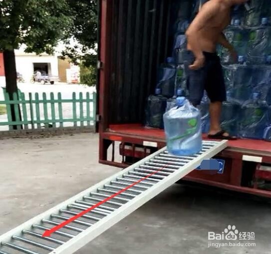 怎样搬运桶装水方便