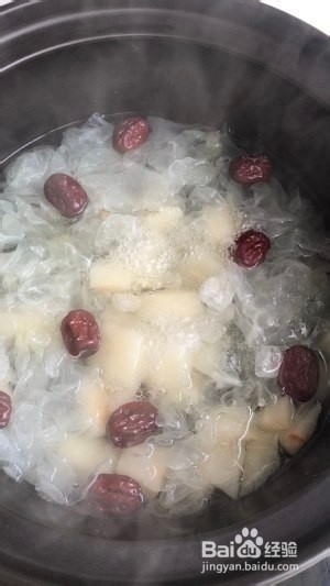 清热润肺的银耳雪梨红枣汤