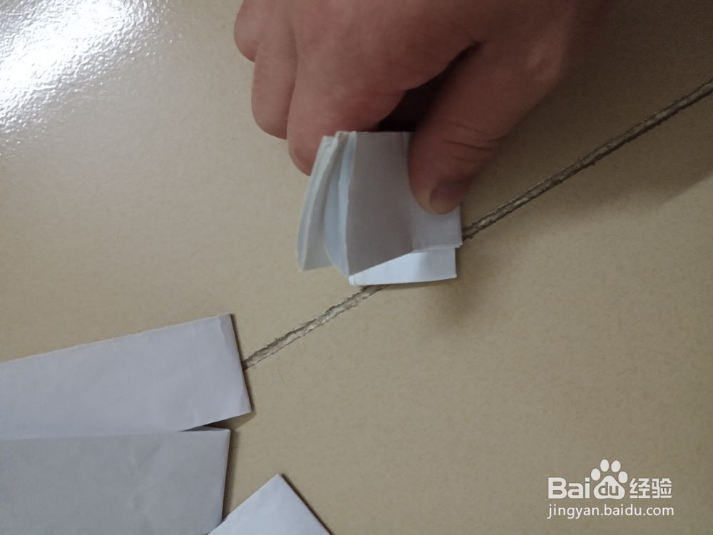 小时的玩具纸手枪