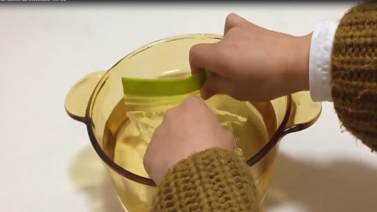 怎样挤出真空密封袋里面的空气？