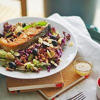 如何制作美味的三文鱼蔬菜沙拉