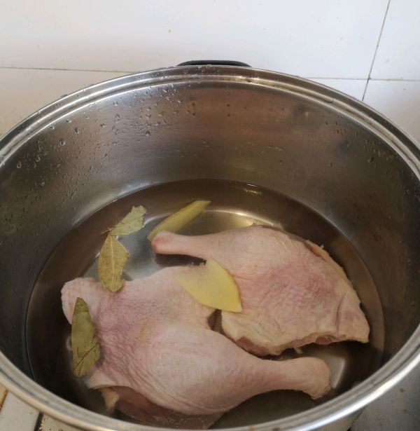 党参黄芪桂圆红枣枸杞鸭腿汤