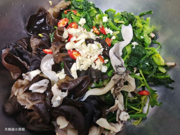 木耳平菇拌菠菜