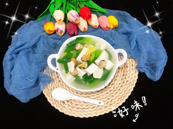 鲜美贻贝青菜豆腐汤
