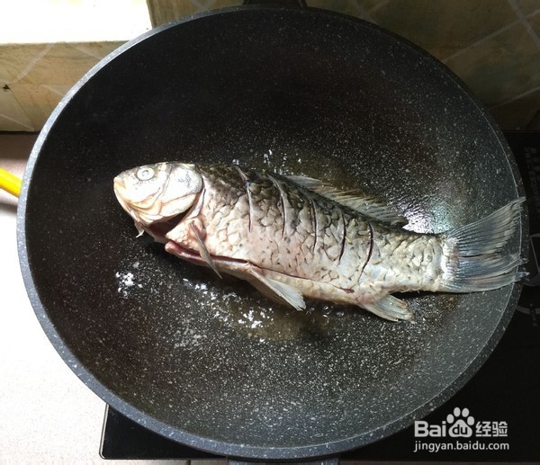 泡菜烧鲫鱼的做法