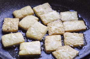 五花肉焖煎豆腐