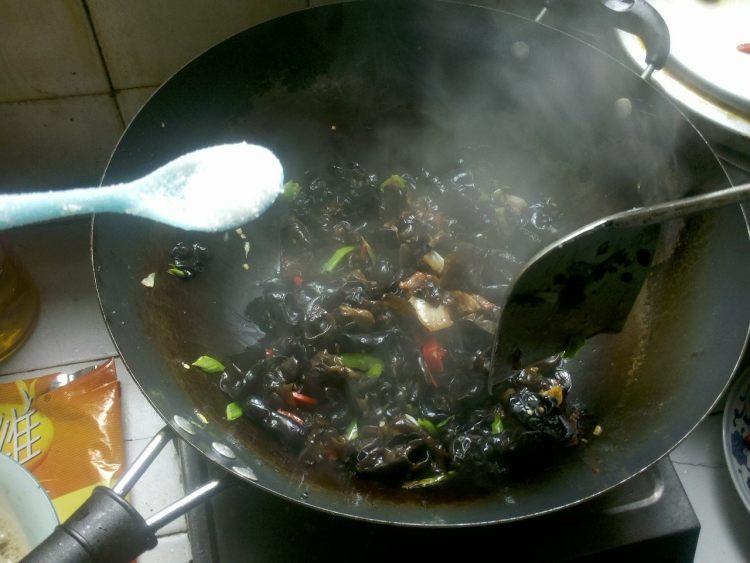 双椒黑木耳炒肉片的做法,看完你就知道了!