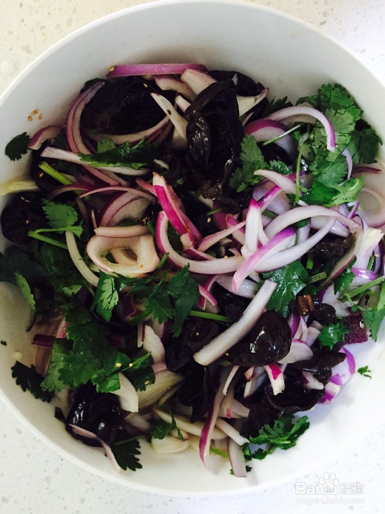洋葱拌黑木耳的做法