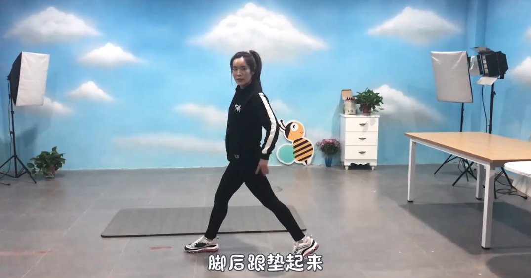 如何练习箭步蹲？