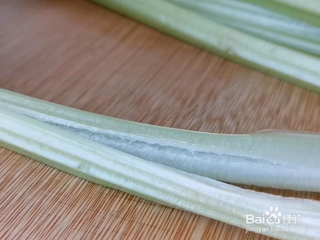 白萝卜和芹菜的碰撞