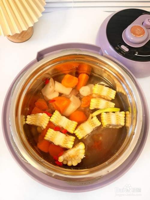 《胡萝卜山药玉米猪骨汤 —— 夏日滋养美味》