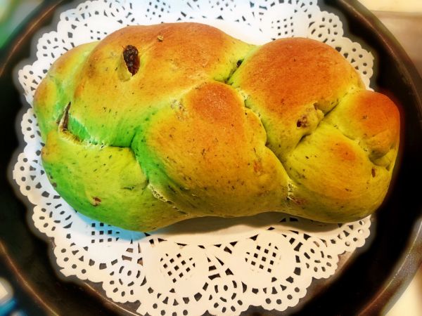 菠菜葡萄干玫瑰面包