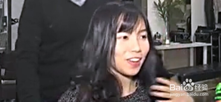 发型达人显身手 卷发不用电烫伤