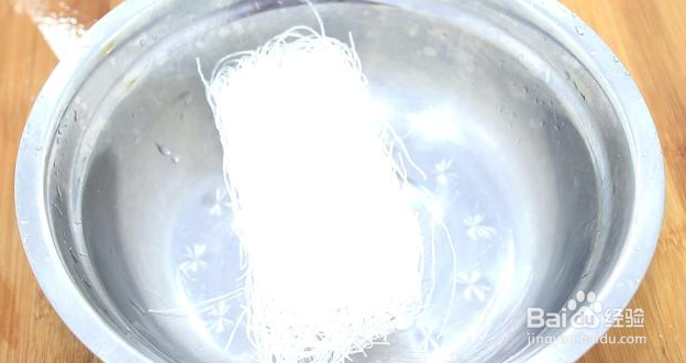 薄皮大馅透亮的菜包子怎样做面点师详细讲解